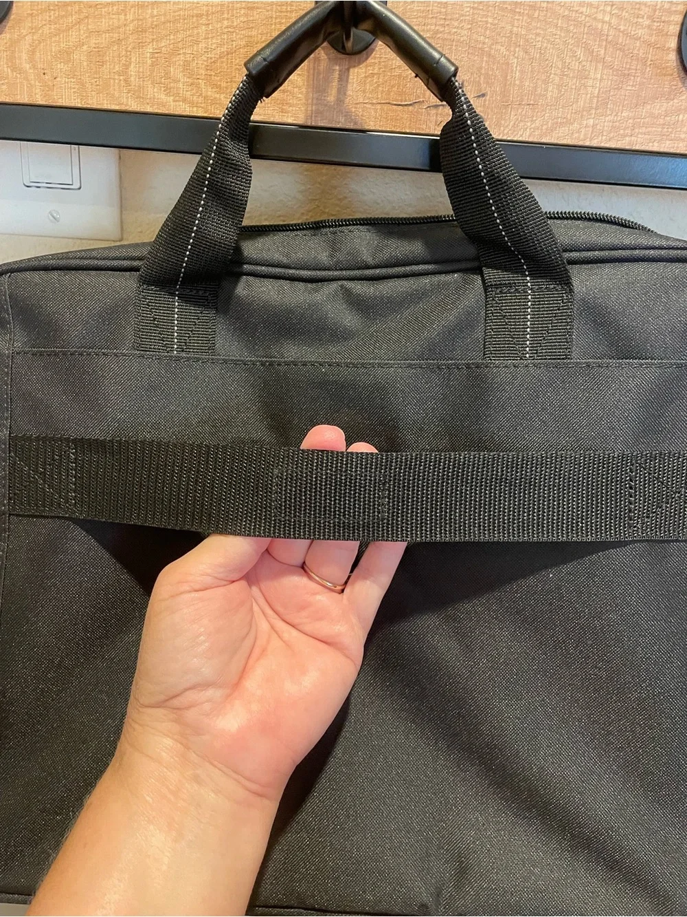Targus Black Men's Laptop Messenger Bag with Shoulder Strap